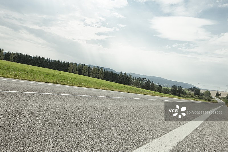 远处树木高速公路倾斜摄影图片素材