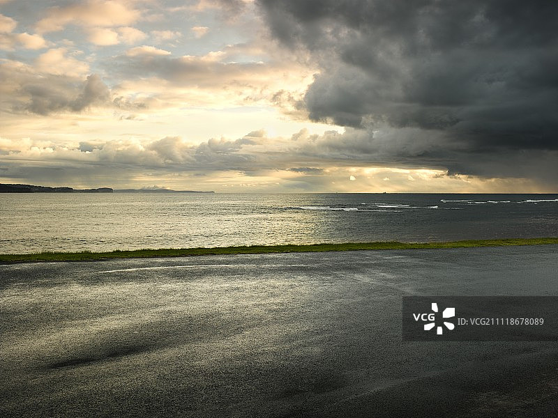 黎明时分未标记的沿海公路图片素材