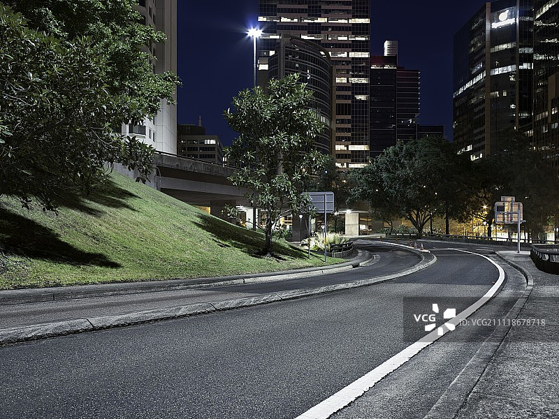 城市高速公路，背景是城市图片素材