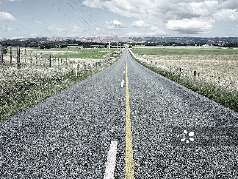 穿过农田的乡村道路，中心线图片素材