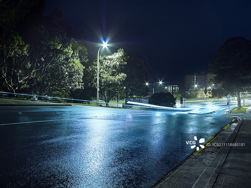 夜晚湿漉漉的城市街道图片素材