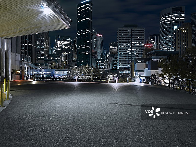 背景是摩天大楼的密封驱动器图片素材