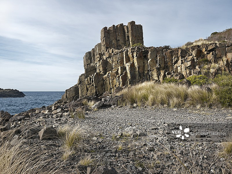 崎岖的沿海砾石路与岩石露头图片素材