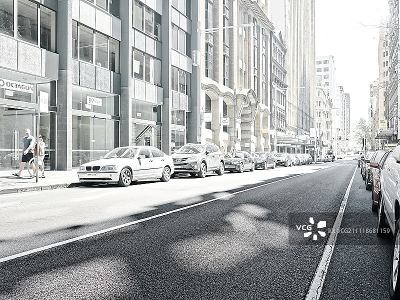 城市街道：停放的车辆图片素材