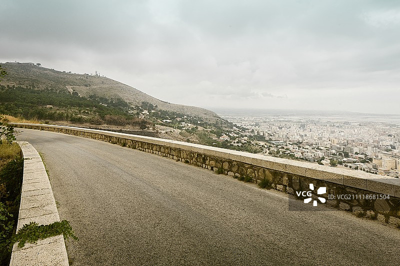 可俯瞰小镇的封闭山路图片素材