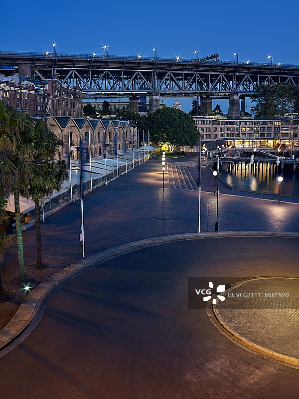 港口侧回转圈人像图片素材