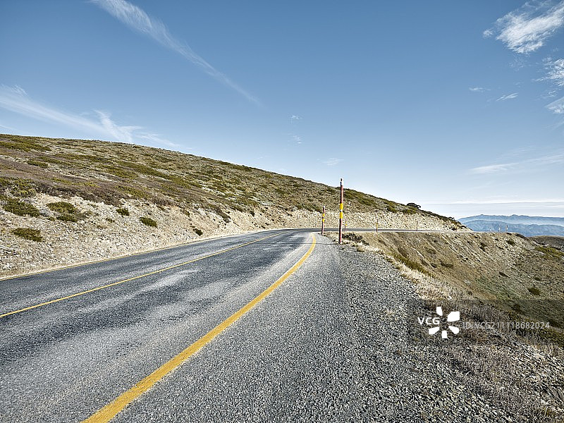 阳光明媚的封闭式高山公路图片素材