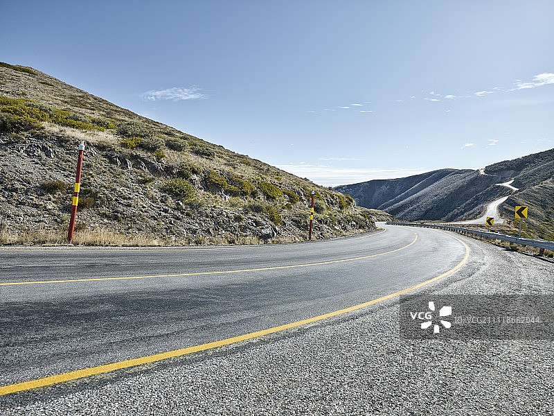阳光明媚的封闭式高山公路图片素材