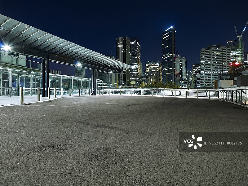 以城市天际线为背景的城市停车平台图片素材