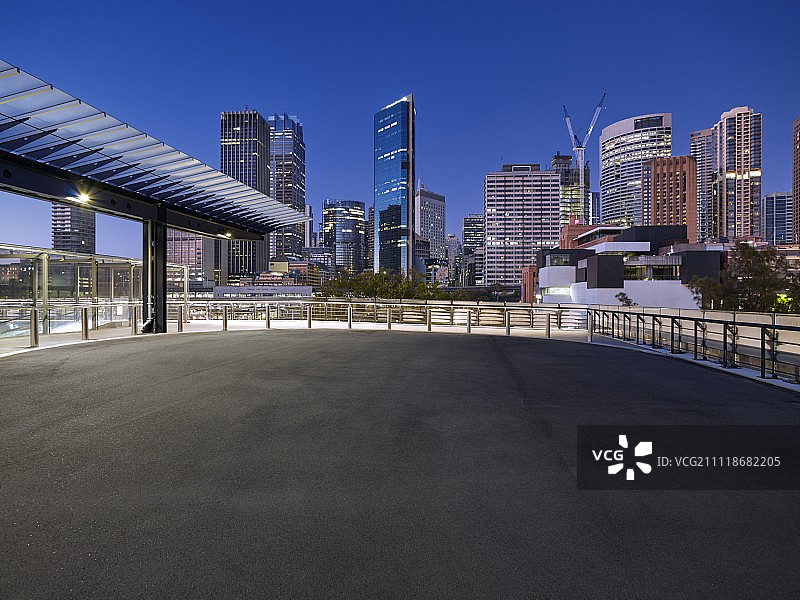以城市天际线为背景的城市停车平台图片素材