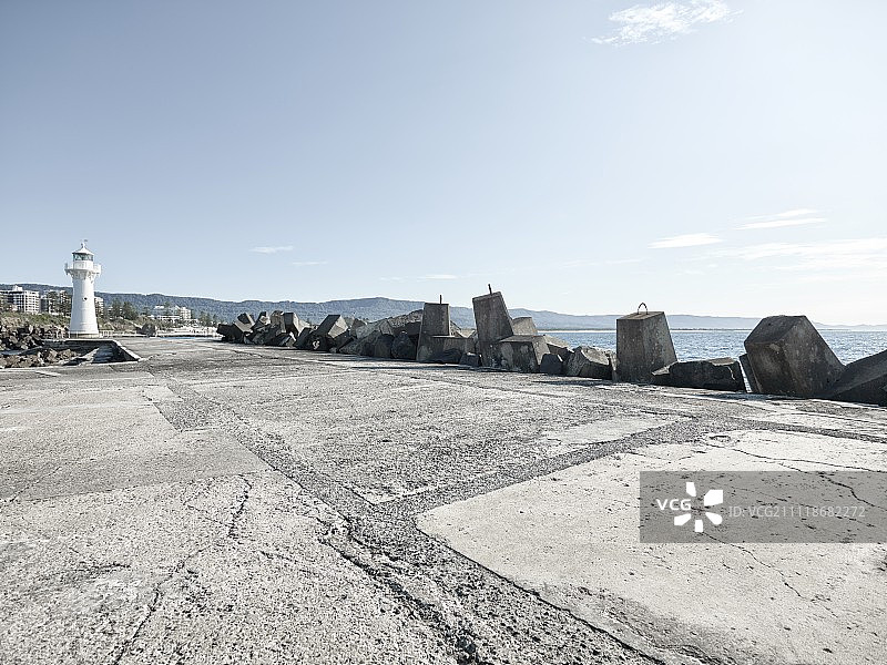 带有灯塔的混凝土海堤图片素材