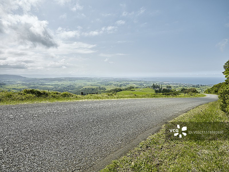有住宅高层的都市街道图片素材
