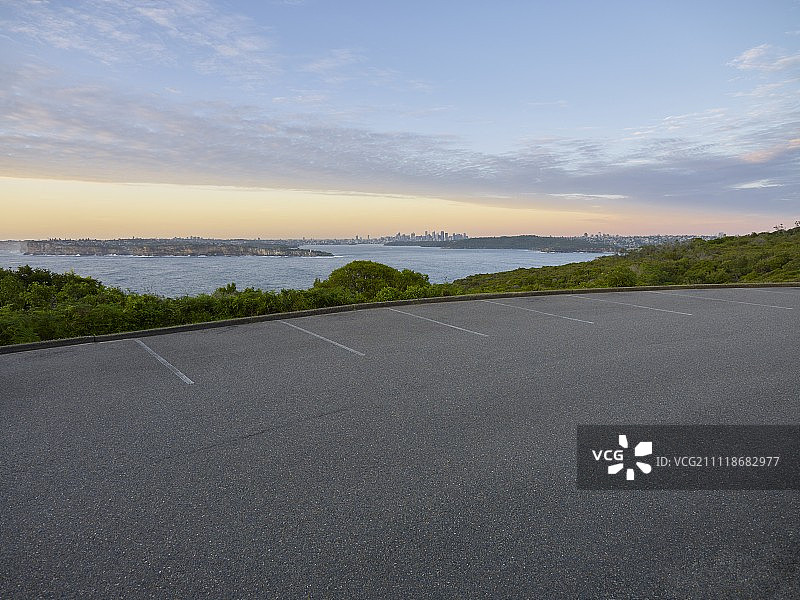 日出时分封闭的海岬停车场图片素材