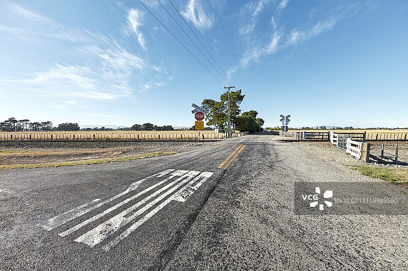 乡村铁路道口图片素材