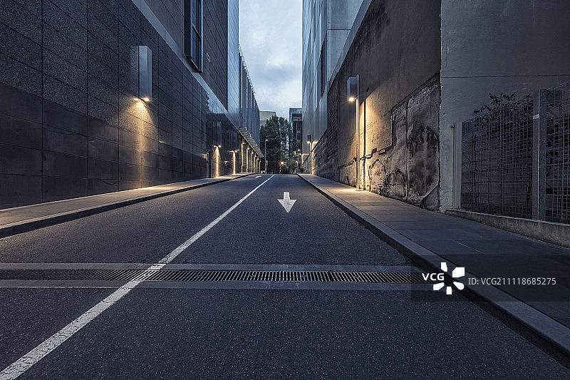 光线昏暗的城市小巷图片素材