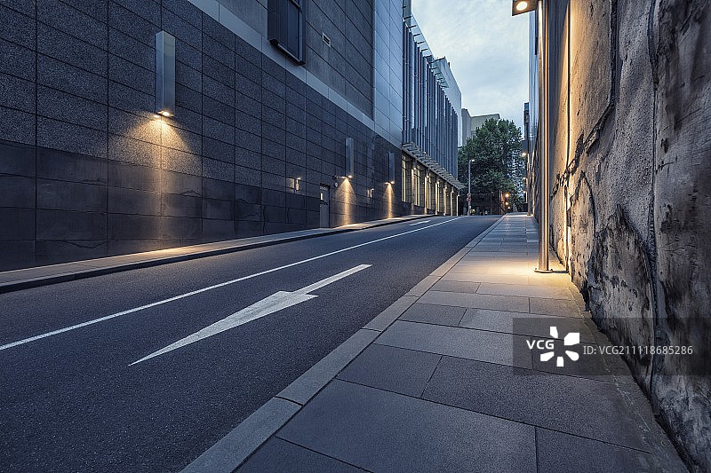 光线昏暗的城市小巷图片素材