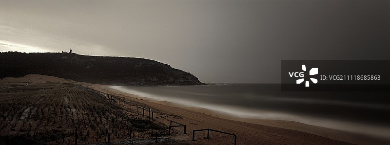 光线昏暗的寂寞海滩图片素材