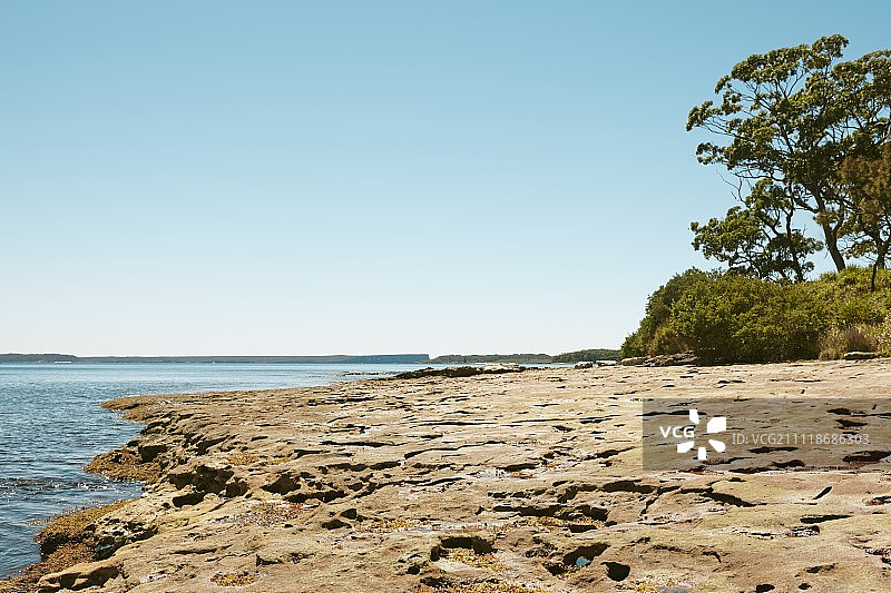 俯瞰清澈蓝色海洋的岩石平台图片素材