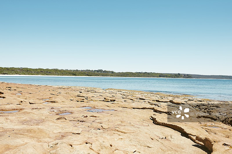 俯瞰清澈蓝色海洋的岩石平台图片素材