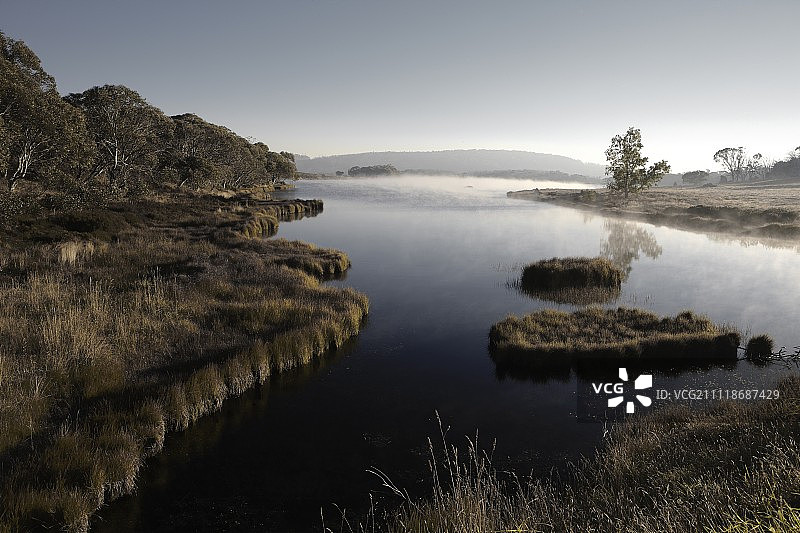 河床上的早晨雾气图片素材