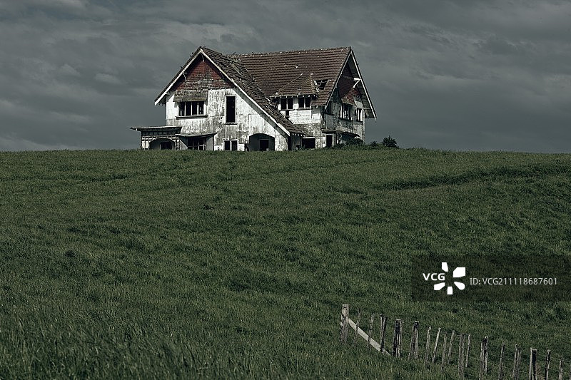 山顶上废弃的旧房子图片素材