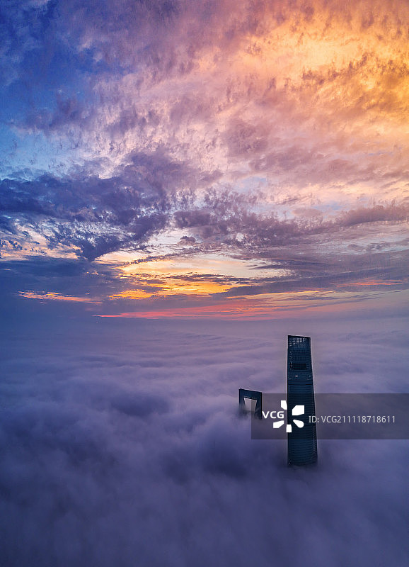 上海中心穿云图片素材