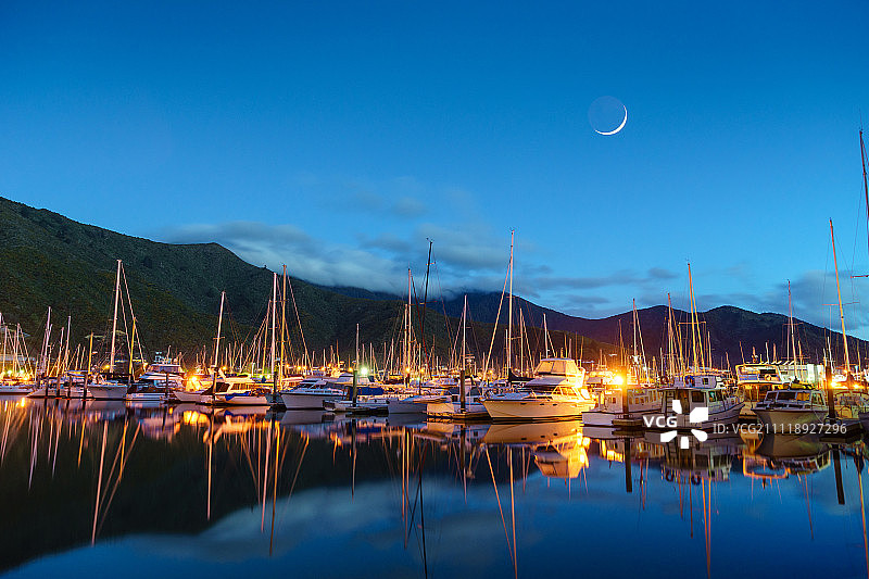 新西兰南岛皮克顿港口傍晚图片素材