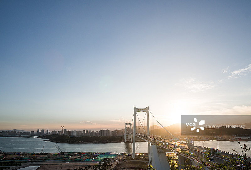夕阳下的厦门地标建筑海沧大桥图片素材