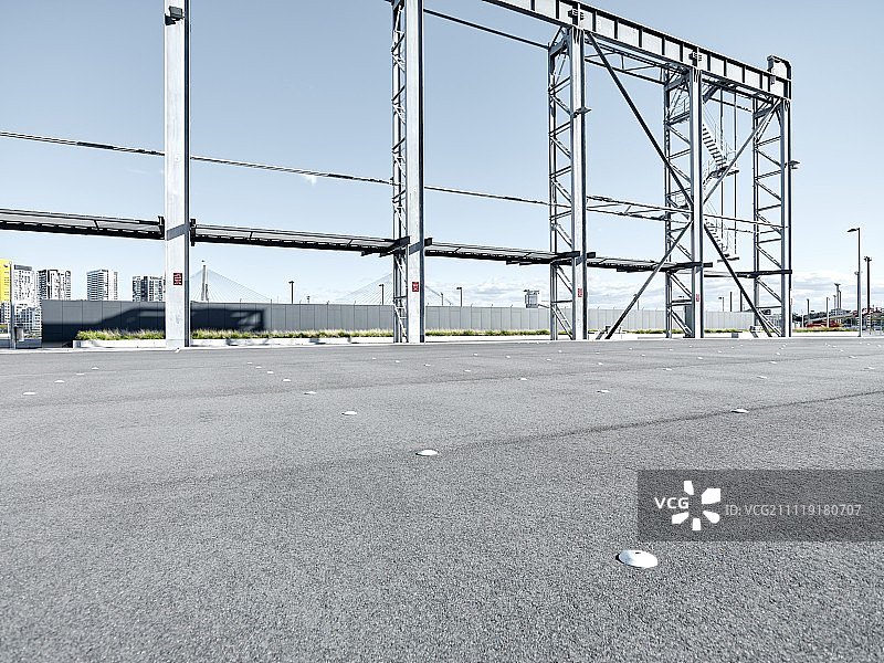 带钢架的城市停车场图片素材