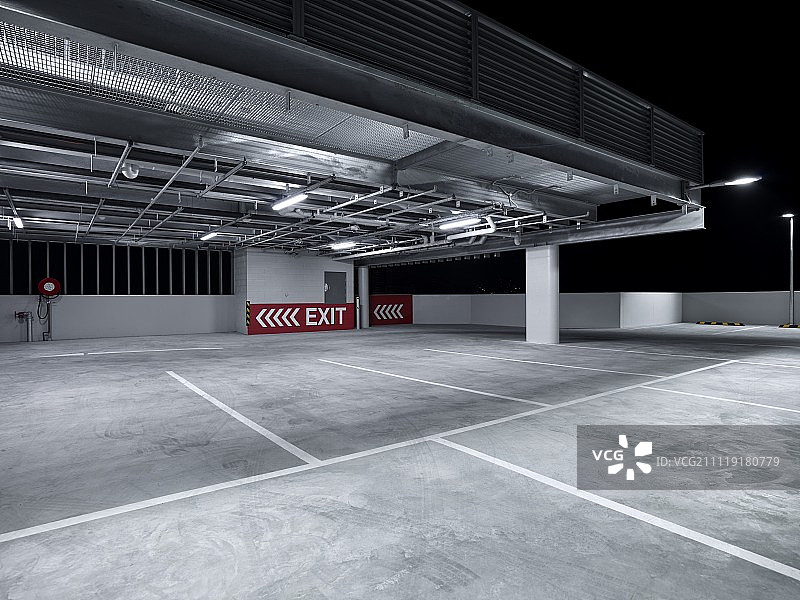 夜晚的屋顶停车场图片素材