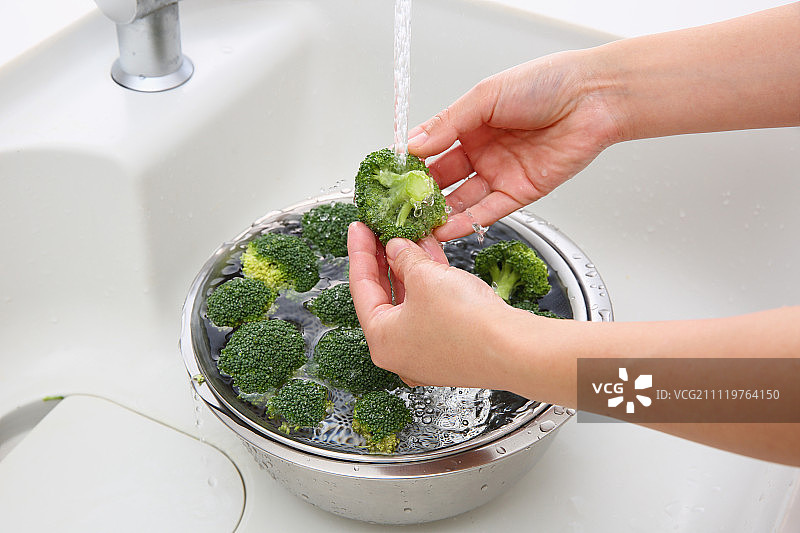 在厨房清洗西兰花的日本女人图片素材