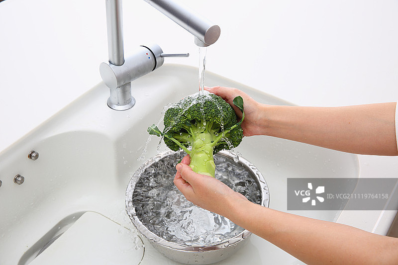 在厨房清洗西兰花的日本女人图片素材