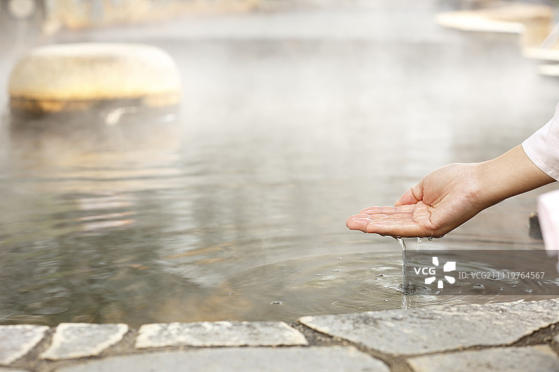 东京传统温泉浴中的日本女人图片素材