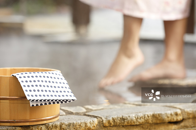东京传统温泉浴中的日本女人图片素材