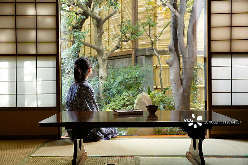 在东京传统日式旅馆穿着浴衣的日本女人图片素材