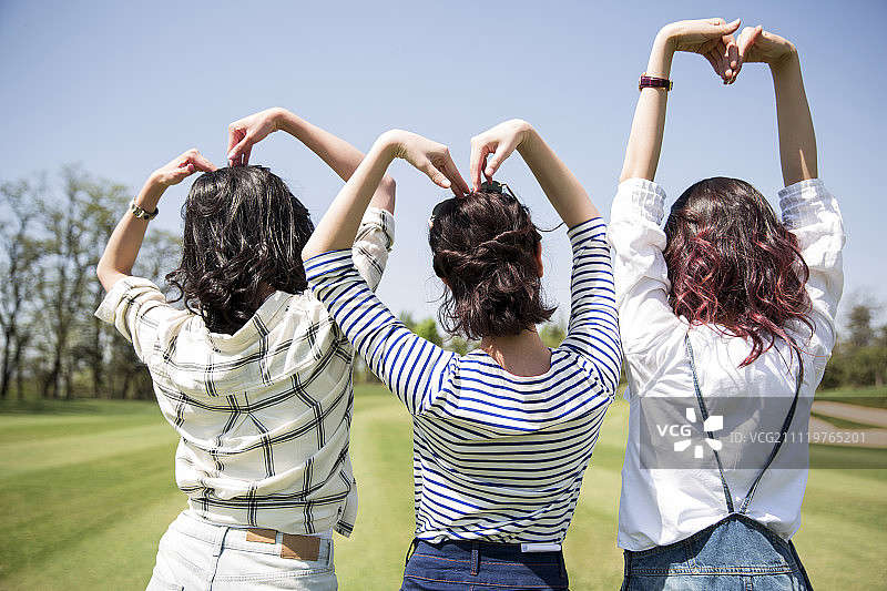年轻闺蜜摆心型姿势图片素材