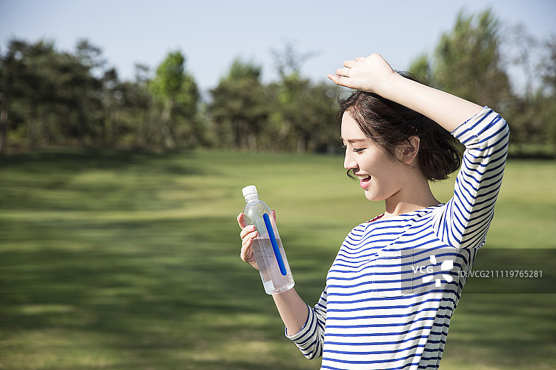 拿着纯净水的年轻女孩图片素材