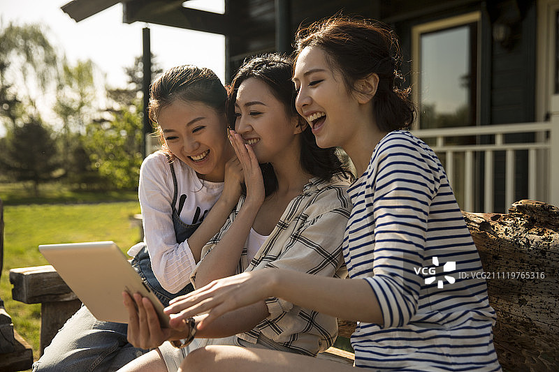 年轻闺蜜使用平板电脑图片素材