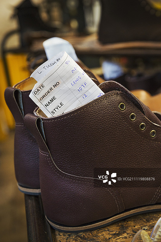 鞋匠作坊里的一双棕色皮鞋特写图片素材