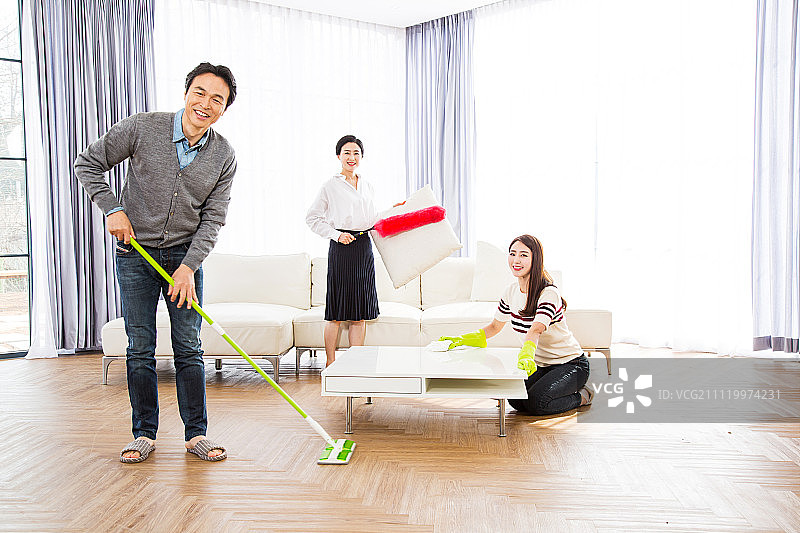 一起打扫卫生的家人图片素材