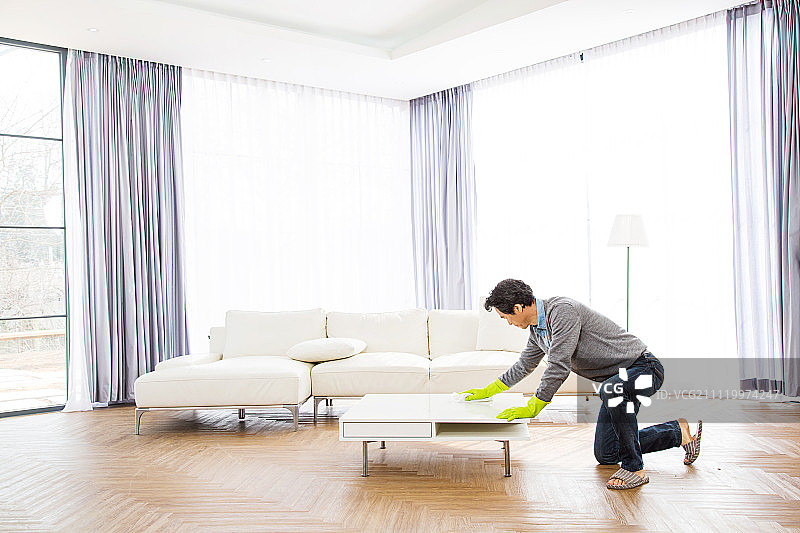 正在清理的中年男人图片素材