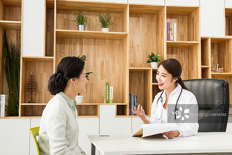 医生咨询中年妇女图片素材