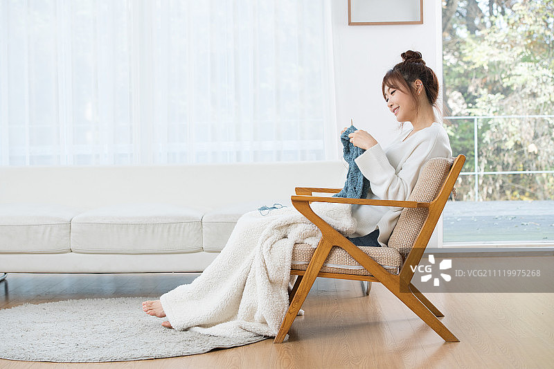 女人在编织图片素材