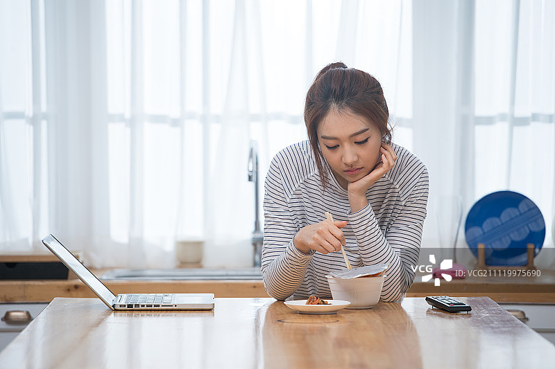 独自吃饭的女人图片素材