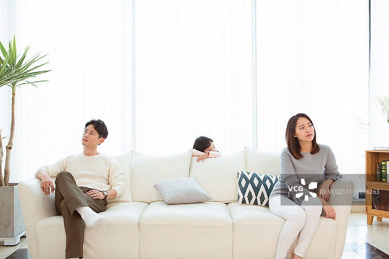 一对夫妇在沙发上争吵图片素材