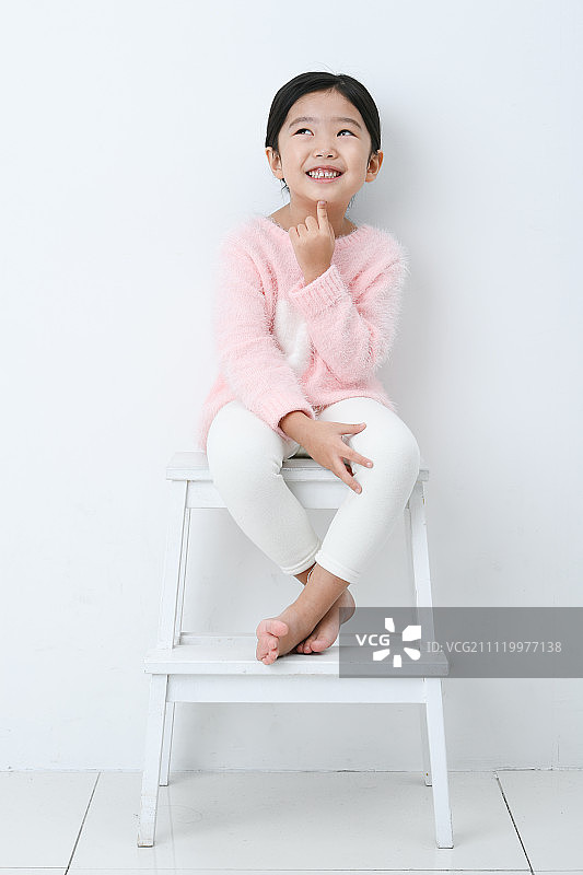 坐在椅子上的女孩图片素材