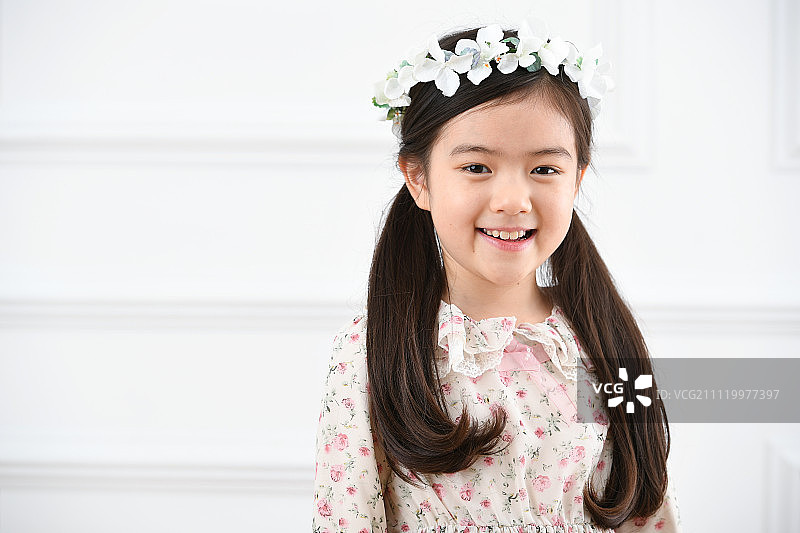 戴着花环的女孩图片素材