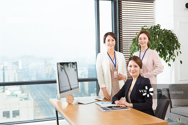 女CEO和她的员工一起工作图片素材