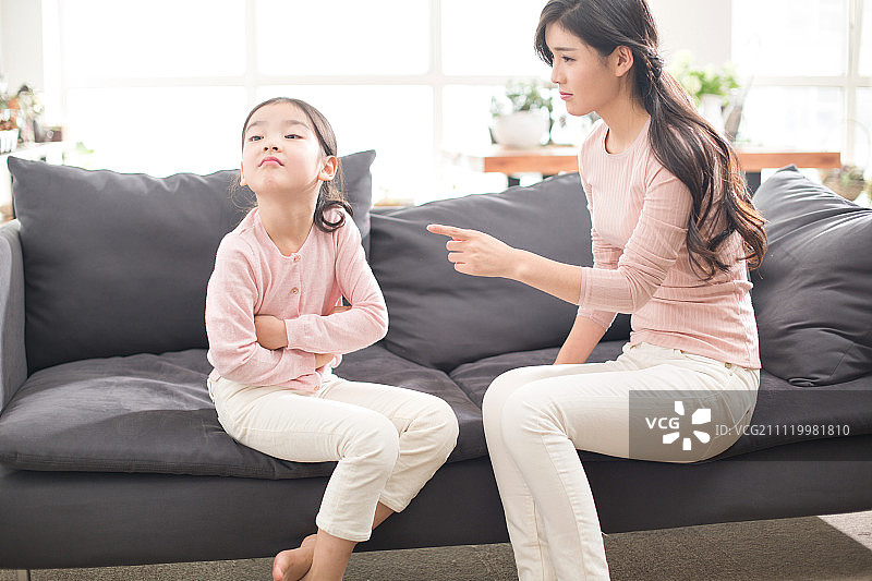 妈妈责备女儿图片素材
