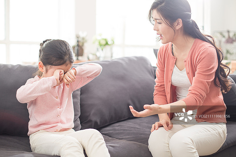 妈妈责备女儿图片素材